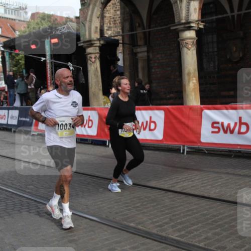05.10.2025 - 20. swb-Marathon Bremen Yannick Fuchs http://msf.ph/oto/9317007 05.10.2025 10:55:15 Ziel 9176, 9318, 10003, 10034, 10326, 11140, 11317 meine-sportfotos.de