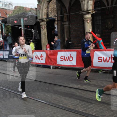 05.10.2025 - 20. swb-Marathon Bremen Yannick Fuchs http://msf.ph/oto/9317014 05.10.2025 10:55:24 Ziel 9201, 9350, 9514, 9654, 9881, 9933, 10116, 10260, 10970, 11042, 11115, 11431, 11702 meine-sportfotos.de