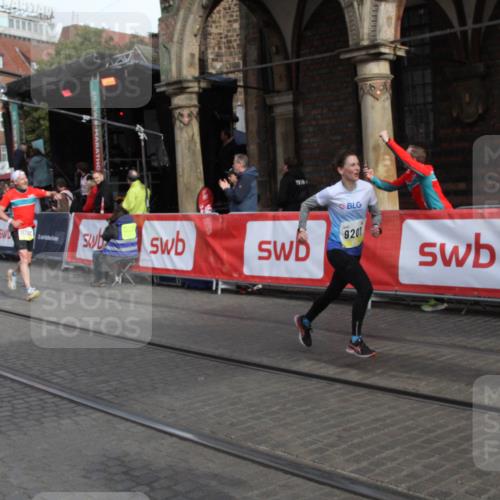05.10.2025 - 20. swb-Marathon Bremen Yannick Fuchs http://msf.ph/oto/9317015 05.10.2025 10:55:25 Ziel 9201, 9350, 9514, 9654, 9933, 10116, 10260, 10970, 11115, 11380, 11431, 11702 meine-sportfotos.de
