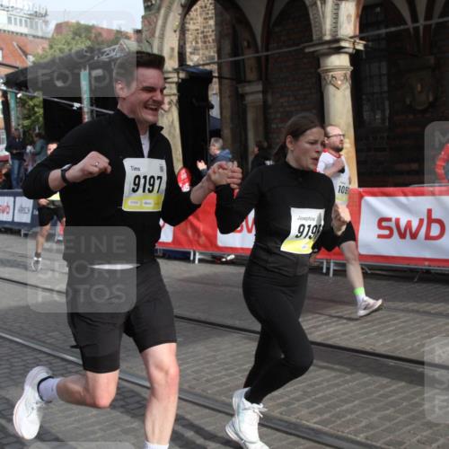 05.10.2025 - 20. swb-Marathon Bremen Yannick Fuchs http://msf.ph/oto/9317035 05.10.2025 10:55:46 Ziel 9195, 9197, 9621, 9882, 10088, 10287, 10323, 10475, 10800, 10909, 11081, 11586, 11624 meine-sportfotos.de