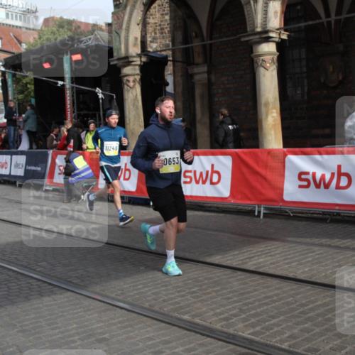 05.10.2025 - 20. swb-Marathon Bremen Yannick Fuchs http://msf.ph/oto/9317041 05.10.2025 10:55:53 Ziel 9521, 10253, 10385, 10610, 10653, 11052, 11249 meine-sportfotos.de