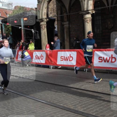 05.10.2025 - 20. swb-Marathon Bremen Yannick Fuchs http://msf.ph/oto/9317042 05.10.2025 10:55:54 Ziel 9521, 10253, 10385, 10610, 10653, 11052, 11249, 11439 meine-sportfotos.de