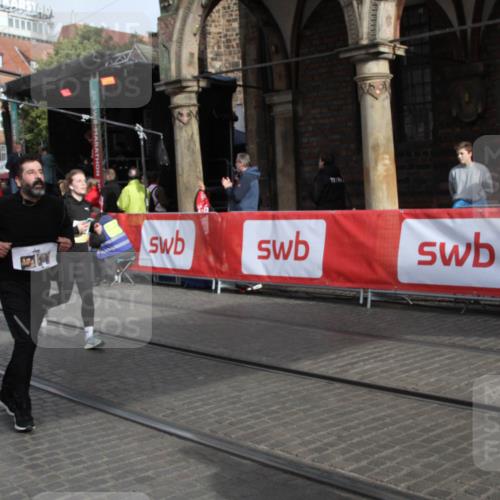 05.10.2025 - 20. swb-Marathon Bremen Yannick Fuchs http://msf.ph/oto/9317049 05.10.2025 10:56:02 Ziel 7147, 9871, 10015, 10654, 10758, 10921, 11148 meine-sportfotos.de
