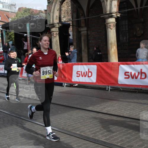 05.10.2025 - 20. swb-Marathon Bremen Yannick Fuchs http://msf.ph/oto/9317054 05.10.2025 10:56:08 Ziel 9541, 9950, 10006, 10015, 10394, 10641, 10664, 10675, 10959, 11095, 11148, 11626 meine-sportfotos.de