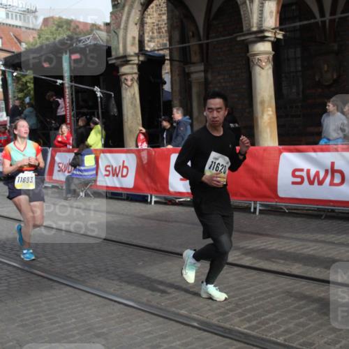 05.10.2025 - 20. swb-Marathon Bremen Yannick Fuchs http://msf.ph/oto/9317061 05.10.2025 10:56:14 Ziel 9811, 9855, 9968, 10006, 10009, 10989, 11095, 11366, 11620, 11630, 11693 meine-sportfotos.de