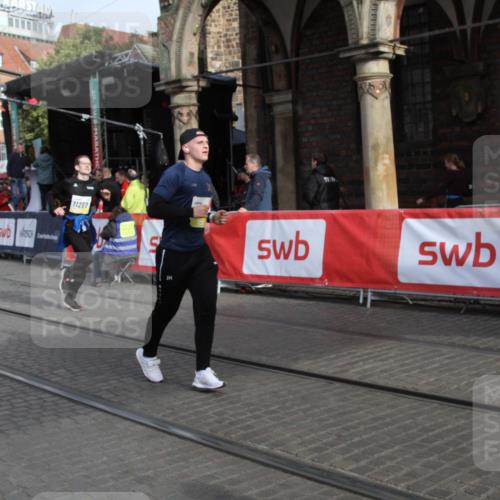 05.10.2025 - 20. swb-Marathon Bremen Yannick Fuchs http://msf.ph/oto/9317083 05.10.2025 10:56:39 Ziel 9547, 9886, 10008, 10042, 10971, 11100, 11260, 11691 meine-sportfotos.de