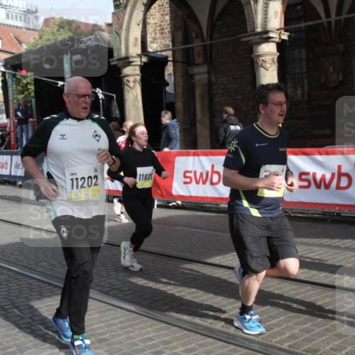 05.10.2025 - 20. swb-Marathon Bremen Yannick Fuchs http://msf.ph/oto/9317115 05.10.2025 10:57:17 Ziel 9489, 9577, 10293, 10545, 10917, 11138, 11202, 11434, 11596, 11686 meine-sportfotos.de