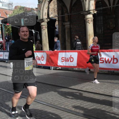 05.10.2025 - 20. swb-Marathon Bremen Yannick Fuchs http://msf.ph/oto/9317117 05.10.2025 10:57:17 Ziel 9489, 9577, 10293, 10545, 10917, 11138, 11202, 11434, 11596, 11686 meine-sportfotos.de