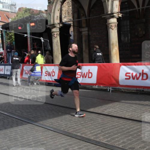 05.10.2025 - 20. swb-Marathon Bremen Yannick Fuchs http://msf.ph/oto/9317118 05.10.2025 10:57:19 Ziel 9292, 9450, 9489, 9947, 10169, 10293, 10657, 11015, 11596 meine-sportfotos.de