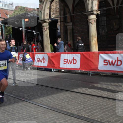 05.10.2025 - 20. swb-Marathon Bremen Yannick Fuchs http://msf.ph/oto/9317156 05.10.2025 10:57:57 Ziel 9221, 9568, 9719, 10219, 10651, 10703, 10834, 10975, 11023, 11116, 11301, 11469, 11564 meine-sportfotos.de