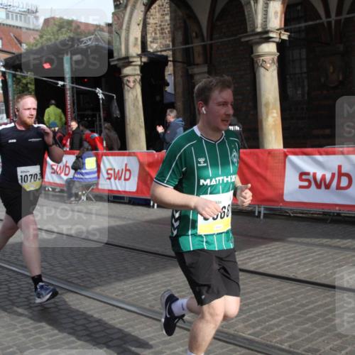 05.10.2025 - 20. swb-Marathon Bremen Yannick Fuchs http://msf.ph/oto/9317164 05.10.2025 10:58:03 Ziel 9568, 9872, 10577, 10703, 10793, 11601, 11663 meine-sportfotos.de