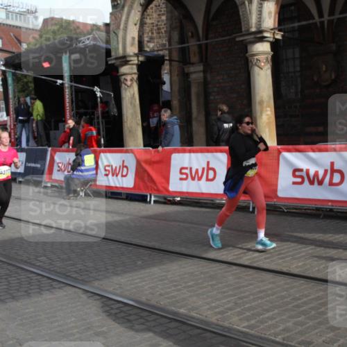 05.10.2025 - 20. swb-Marathon Bremen Yannick Fuchs http://msf.ph/oto/9317174 05.10.2025 10:58:12 Ziel 9330, 9576, 9582, 9634, 10127, 10377, 10395, 10398, 10459, 10620, 11058, 11608 meine-sportfotos.de