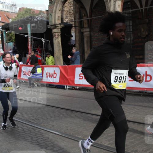 05.10.2025 - 20. swb-Marathon Bremen Yannick Fuchs http://msf.ph/oto/9317200 05.10.2025 10:58:40 Ziel 9359, 9430, 9472, 9529, 9766, 9913, 10049, 10285, 10513, 10527, 10936 meine-sportfotos.de