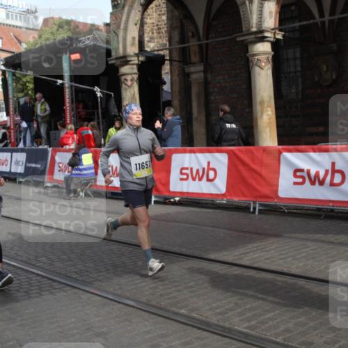 05.10.2025 - 20. swb-Marathon Bremen Yannick Fuchs http://msf.ph/oto/9317212 05.10.2025 10:58:53 Ziel 10263, 10560, 10561, 11290, 11483, 11651 meine-sportfotos.de