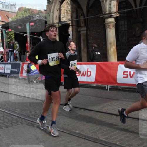 05.10.2025 - 20. swb-Marathon Bremen Yannick Fuchs http://msf.ph/oto/9317220 05.10.2025 10:59:05 Ziel 9847, 9977, 10357, 10588, 10607 meine-sportfotos.de