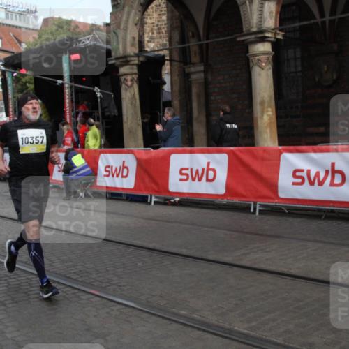 05.10.2025 - 20. swb-Marathon Bremen Yannick Fuchs http://msf.ph/oto/9317221 05.10.2025 10:59:07 Ziel 10357, 10594, 10607 meine-sportfotos.de
