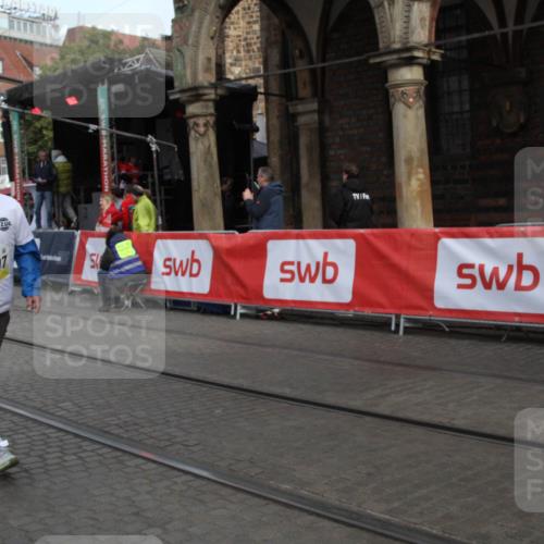 05.10.2025 - 20. swb-Marathon Bremen Yannick Fuchs http://msf.ph/oto/9317222 05.10.2025 10:59:09 Ziel 9692, 10357, 10594, 10607 meine-sportfotos.de