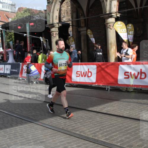 05.10.2025 - 20. swb-Marathon Bremen Yannick Fuchs http://msf.ph/oto/9317251 05.10.2025 10:59:55 Ziel 9378, 9673 meine-sportfotos.de