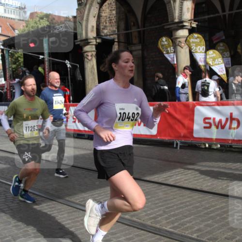 05.10.2025 - 20. swb-Marathon Bremen Yannick Fuchs http://msf.ph/oto/9317277 05.10.2025 11:00:25 Ziel 10406, 10492, 11063, 11263, 11424, 11699 meine-sportfotos.de