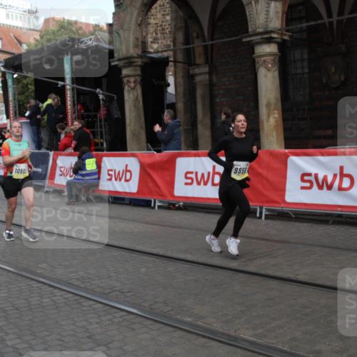 05.10.2025 - 20. swb-Marathon Bremen Yannick Fuchs http://msf.ph/oto/9317296 05.10.2025 11:00:48 Ziel 9327, 9389, 9827, 9858, 10182, 10571, 10690, 10872, 10901, 11034 meine-sportfotos.de