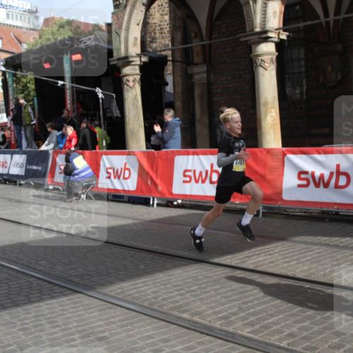 05.10.2025 - 20. swb-Marathon Bremen Yannick Fuchs http://msf.ph/oto/9317318 05.10.2025 11:01:22 Ziel 9925, 10762, 11680, 11688 meine-sportfotos.de