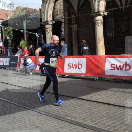 05.10.2025 - 20. swb-Marathon Bremen Yannick Fuchs http://msf.ph/oto/9317319 05.10.2025 11:01:25 Ziel 9925, 11688 meine-sportfotos.de
