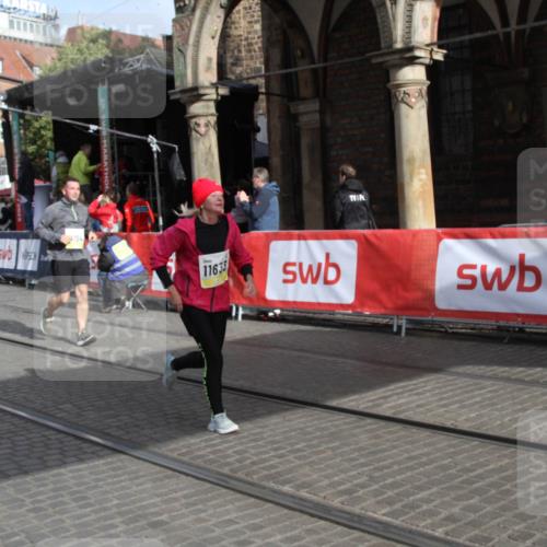 05.10.2025 - 20. swb-Marathon Bremen Yannick Fuchs http://msf.ph/oto/9317322 05.10.2025 11:01:33 Ziel 7908, 9286, 9371, 10157, 10336, 11194, 11493, 11633 meine-sportfotos.de