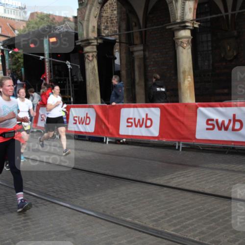 05.10.2025 - 20. swb-Marathon Bremen Yannick Fuchs http://msf.ph/oto/9317351 05.10.2025 11:02:07 Ziel 9324, 9426, 9536, 9686, 10301, 10855, 10879, 10887, 11459 meine-sportfotos.de