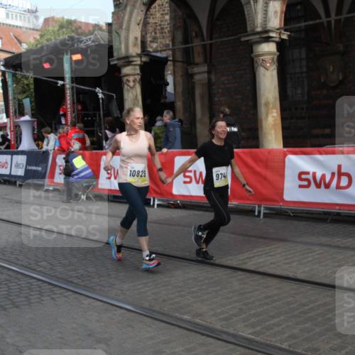 05.10.2025 - 20. swb-Marathon Bremen Yannick Fuchs http://msf.ph/oto/9317363 05.10.2025 11:02:25 Ziel 9748, 10093, 10194, 10821, 10829, 10982, 10983, 11386 meine-sportfotos.de
