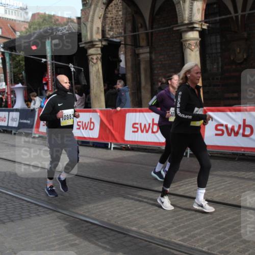 05.10.2025 - 20. swb-Marathon Bremen Yannick Fuchs http://msf.ph/oto/9317367 05.10.2025 11:02:29 Ziel 9707, 10093, 10194, 10982, 10983 meine-sportfotos.de