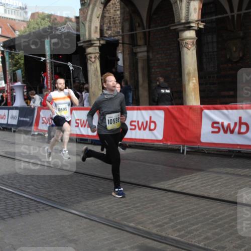 05.10.2025 - 20. swb-Marathon Bremen Yannick Fuchs http://msf.ph/oto/9317375 05.10.2025 11:02:40 Ziel 10033, 10595, 10598, 10825, 10826, 11160 meine-sportfotos.de