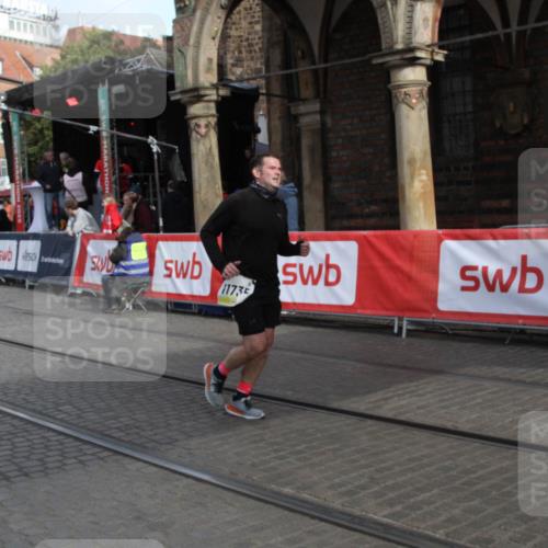 05.10.2025 - 20. swb-Marathon Bremen Yannick Fuchs http://msf.ph/oto/9317397 05.10.2025 11:03:03 Ziel 9893, 10777, 10876, 11735 meine-sportfotos.de