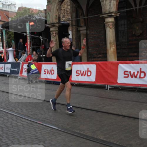 05.10.2025 - 20. swb-Marathon Bremen Yannick Fuchs http://msf.ph/oto/9317409 05.10.2025 11:03:20 Ziel 9246, 9325, 10142, 10405, 10471, 10926, 11390, 11508, 11509 meine-sportfotos.de