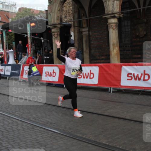05.10.2025 - 20. swb-Marathon Bremen Yannick Fuchs http://msf.ph/oto/9317411 05.10.2025 11:03:23 Ziel 9246, 9325, 10142, 10405, 11124, 11467, 11502, 11508, 11509 meine-sportfotos.de