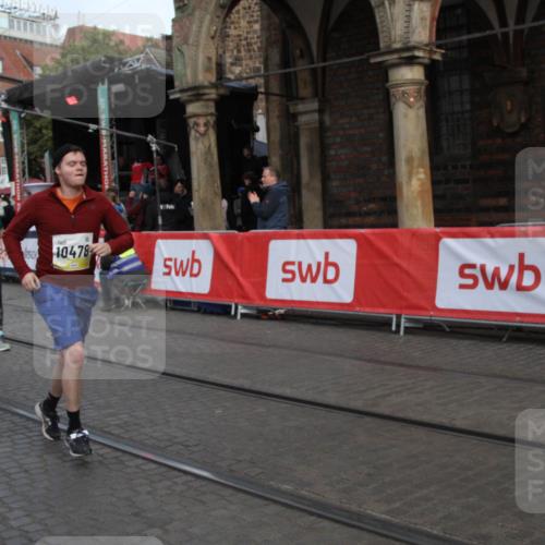 05.10.2025 - 20. swb-Marathon Bremen Yannick Fuchs http://msf.ph/oto/9317432 05.10.2025 11:03:45 Ziel 9315, 10297, 10478, 10603, 10604, 10711, 10713, 11589 meine-sportfotos.de