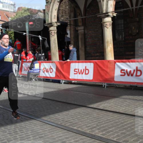 05.10.2025 - 20. swb-Marathon Bremen Yannick Fuchs http://msf.ph/oto/9317459 05.10.2025 11:04:21 Ziel 9448, 9537 meine-sportfotos.de