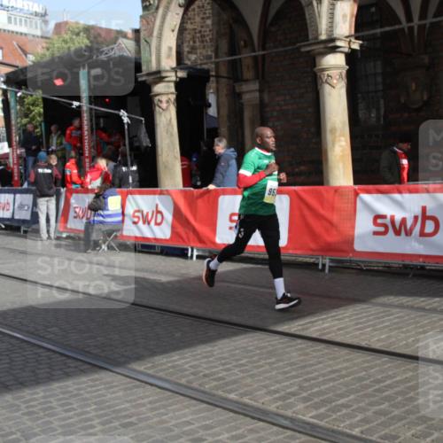 05.10.2025 - 20. swb-Marathon Bremen Yannick Fuchs http://msf.ph/oto/9317466 05.10.2025 11:04:25 Ziel 9537, 9684, 10678, 11200 meine-sportfotos.de