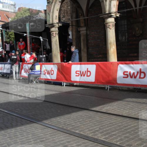 05.10.2025 - 20. swb-Marathon Bremen Yannick Fuchs http://msf.ph/oto/9317471 05.10.2025 11:04:30 Ziel 10439, 10483, 11044 meine-sportfotos.de