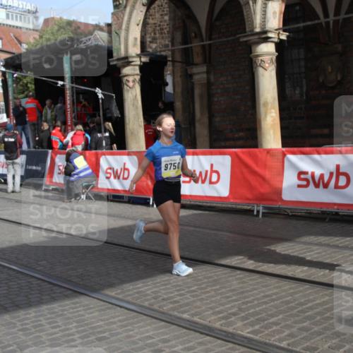 05.10.2025 - 20. swb-Marathon Bremen Yannick Fuchs http://msf.ph/oto/9317487 05.10.2025 11:04:45 Ziel 9532, 9623, 9750, 9765, 9771, 10422, 10451, 10532, 11427, 11546 meine-sportfotos.de
