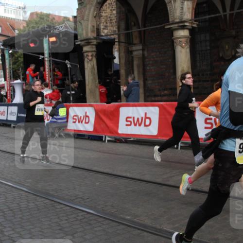 05.10.2025 - 20. swb-Marathon Bremen Yannick Fuchs http://msf.ph/oto/9317508 05.10.2025 11:05:06 Ziel 9409, 9660, 10965, 11090, 11121, 11171, 11412, 11478 meine-sportfotos.de