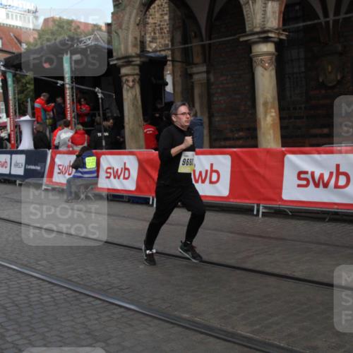 05.10.2025 - 20. swb-Marathon Bremen Yannick Fuchs http://msf.ph/oto/9317509 05.10.2025 11:05:07 Ziel 9409, 9642, 9660, 10965, 11090, 11121, 11171, 11412 meine-sportfotos.de