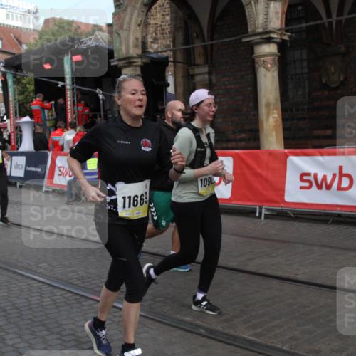 05.10.2025 - 20. swb-Marathon Bremen Yannick Fuchs http://msf.ph/oto/9317511 05.10.2025 11:05:10 Ziel 9642, 9668, 10965, 11016, 11121, 11171, 11412 meine-sportfotos.de
