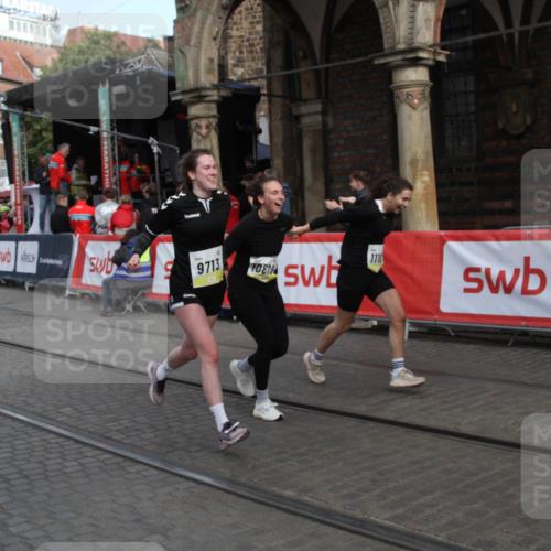 05.10.2025 - 20. swb-Marathon Bremen Yannick Fuchs http://msf.ph/oto/9317529 05.10.2025 11:05:30 Ziel 9713, 10158, 10289, 10511, 10828, 11064, 11106 meine-sportfotos.de
