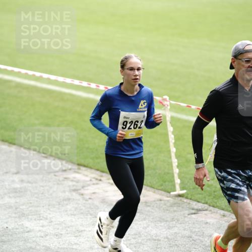 05.10.2025 - 20. swb-Marathon Bremen Michael Burmester http://msf.ph/oto/9323560 05.10.2025 10:23:48 Laufen im Stadion 9213, 9262, 9289, 9403, 9671, 9922, 10070, 10161, 10276, 10565, 10592, 10606, 10658, 10686, 10753, 10952, 11067, 11069, 11086, 11114, 11418, 11474, 11567, 11701, 11710, 9504, 9863, 10052, 10171, 10175, 10352, 10525, 10658, 10847, 10908, 11328, 11335, 11349 meine-sportfotos.de
