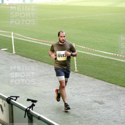 05.10.2025 - 20. swb-Marathon Bremen Michael Burmester http://msf.ph/oto/9323566 05.10.2025 10:23:52 Laufen im Stadion 9213, 9262, 9289, 9403, 9671, 9922, 10070, 10161, 10229, 10276, 10565, 10592, 10606, 10753, 10952, 11067, 11069, 11086, 11114, 11418, 11474, 11567, 11701, 11710, 9504, 9671, 9863, 10052, 10352, 10525, 10658, 10686, 10847, 10908, 11328, 11335 meine-sportfotos.de