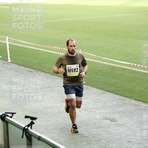 05.10.2025 - 20. swb-Marathon Bremen Michael Burmester http://msf.ph/oto/9323568 05.10.2025 10:23:52 Laufen im Stadion 9213, 9262, 9289, 9403, 9671, 9922, 10070, 10161, 10229, 10276, 10565, 10592, 10606, 10753, 10952, 11067, 11069, 11086, 11114, 11418, 11474, 11567, 11701, 11710, 9504, 9671, 9863, 10052, 10352, 10525, 10658, 10686, 10847, 10908, 11328, 11335 meine-sportfotos.de