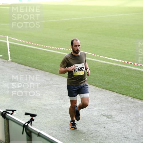 05.10.2025 - 20. swb-Marathon Bremen Michael Burmester http://msf.ph/oto/9323570 05.10.2025 10:23:53 Laufen im Stadion 9213, 9262, 9289, 9403, 9922, 10070, 10161, 10229, 10276, 10565, 10592, 10606, 10753, 10952, 11067, 11069, 11086, 11114, 11418, 11474, 11567, 11701, 11710, 9671, 9863, 10052, 10352, 10525, 10658, 10686, 10847, 11328, 11335 meine-sportfotos.de