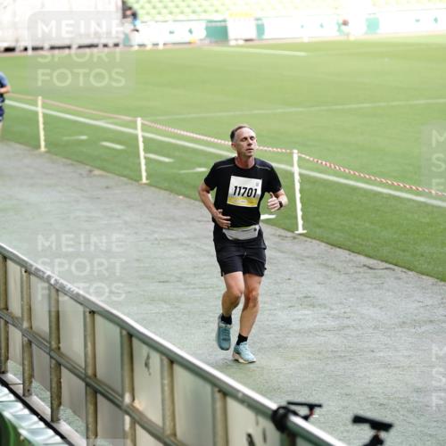 05.10.2025 - 20. swb-Marathon Bremen Michael Burmester http://msf.ph/oto/9323572 05.10.2025 10:23:54 Laufen im Stadion 9213, 9262, 9289, 9403, 9922, 10070, 10161, 10229, 10276, 10565, 10592, 10606, 10753, 10952, 11067, 11069, 11086, 11114, 11418, 11474, 11567, 11701, 11710, 9671, 9863, 10052, 10352, 10525, 10658, 10686, 11328, 11335 meine-sportfotos.de