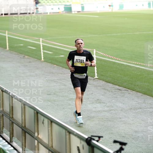 05.10.2025 - 20. swb-Marathon Bremen Michael Burmester http://msf.ph/oto/9323574 05.10.2025 10:23:54 Laufen im Stadion 9213, 9262, 9289, 9403, 9922, 10070, 10161, 10229, 10276, 10565, 10592, 10606, 10753, 10952, 11067, 11069, 11086, 11114, 11418, 11474, 11567, 11701, 11710, 9671, 9863, 10052, 10352, 10525, 10658, 10686, 11328, 11335 meine-sportfotos.de