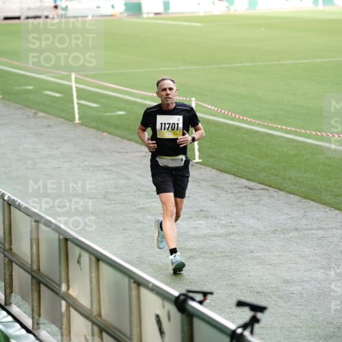 05.10.2025 - 20. swb-Marathon Bremen Michael Burmester http://msf.ph/oto/9323576 05.10.2025 10:23:54 Laufen im Stadion 9213, 9262, 9289, 9403, 9922, 10070, 10161, 10229, 10276, 10565, 10592, 10606, 10753, 10952, 11067, 11069, 11086, 11114, 11418, 11474, 11567, 11701, 11710, 9671, 9863, 10052, 10352, 10525, 10658, 10686, 11328, 11335 meine-sportfotos.de